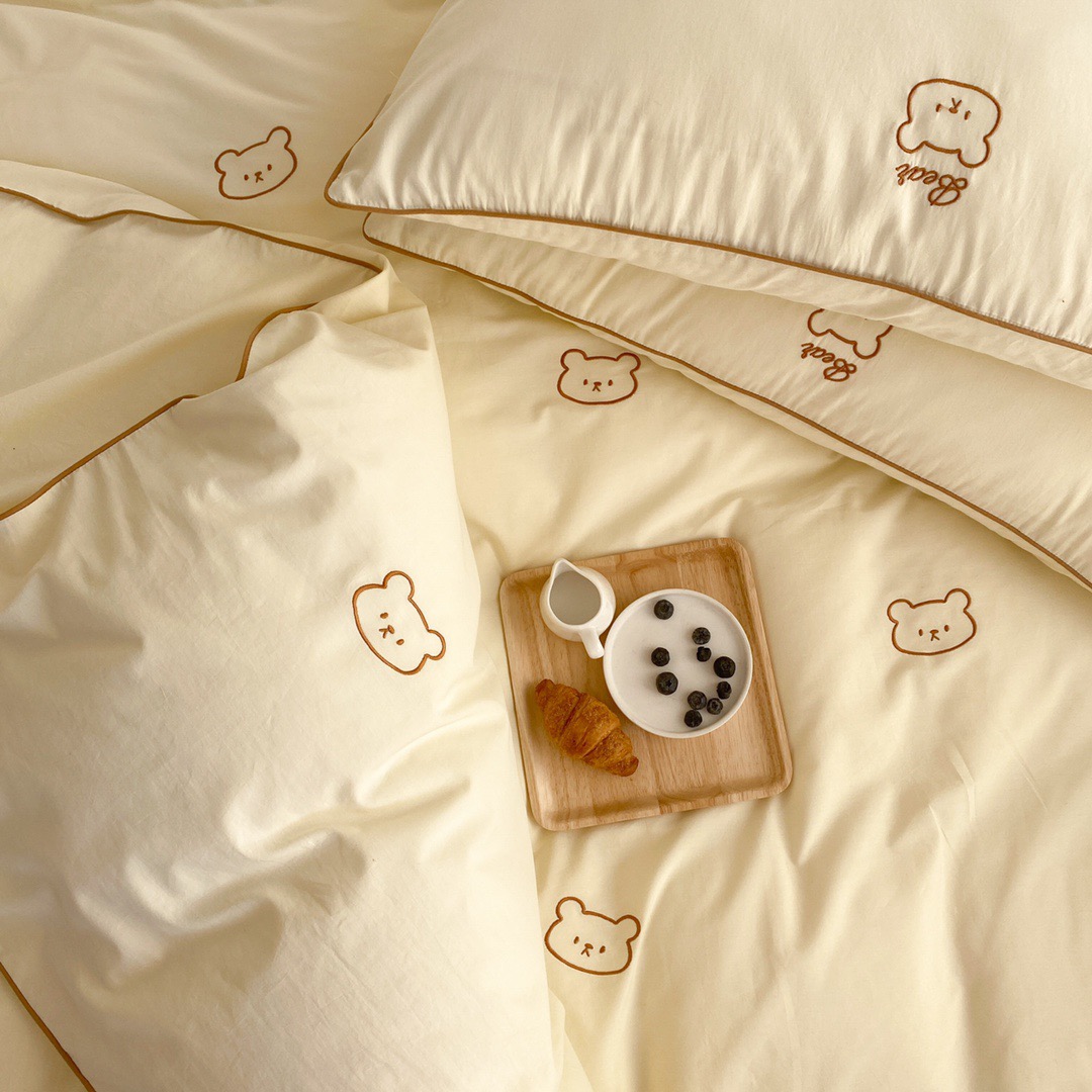 (Rich Mountain Strawberry) Small Fresh All Cotton Washed Cotton Small Bear Embroidery Four Sets Male main wind pure cotton sheet quilt cover