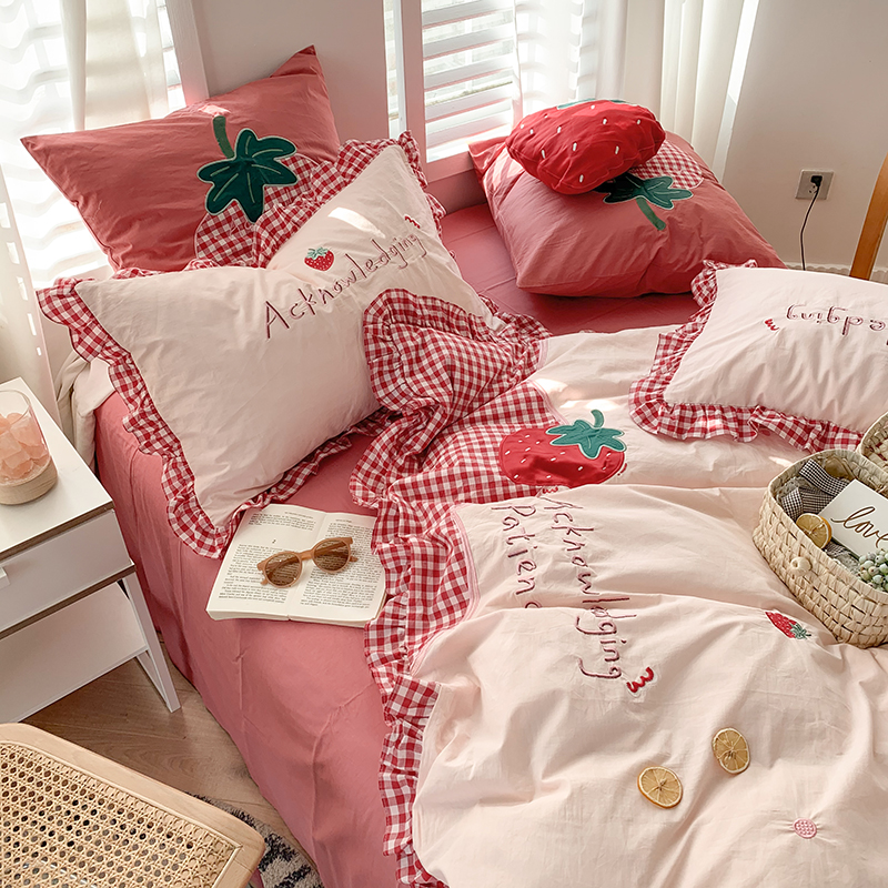 (Toyama Strawberry) Princess Wind Cotton Washed Cotton Four-piece Set Cotton Embroidery Strawberry Quilt Cover Girl Heart Sheet