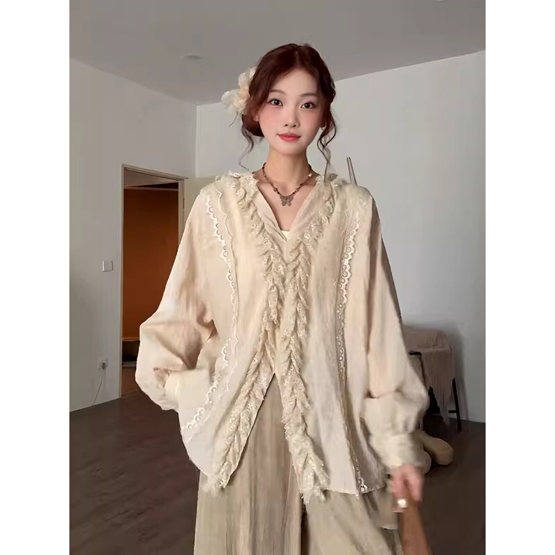 Plus-Size Design Lace Patchwork Slit V-Neck Long-Sleeve Shirt for Women, New Autumn Style, Loose and Slimming Top for Chubby Women