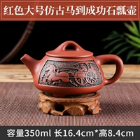 Красные большие антикварные лошади на успешном каменном горшке