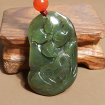 The dialect of Hetian jade has a huge leakage a yellow-brown skin a green seed material a lenticel hole a blooming flower a rich pendant R8