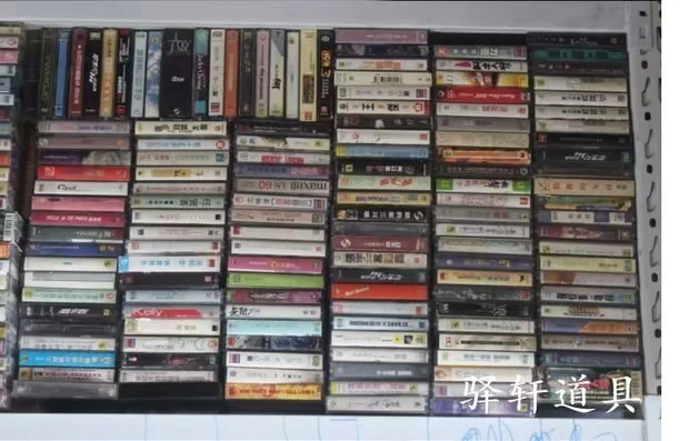 Máy ghi âm Walkman băng cũ với băng cũ 90s bài hát phổ biến trang trí trang trí đạo cụ - Máy nghe nhạc mp3