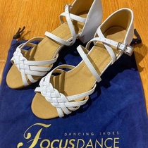 FocusDance Hong Kong Focus Dance Shoes Professional Childrens Latin Dance Competition Braided Slim Square Heel White Shoes