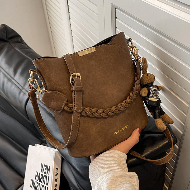 This year Pop packs women 2023 new spring and summer single shoulder inclined satchel high level lady hands handle carrying bucket bag-Taobao