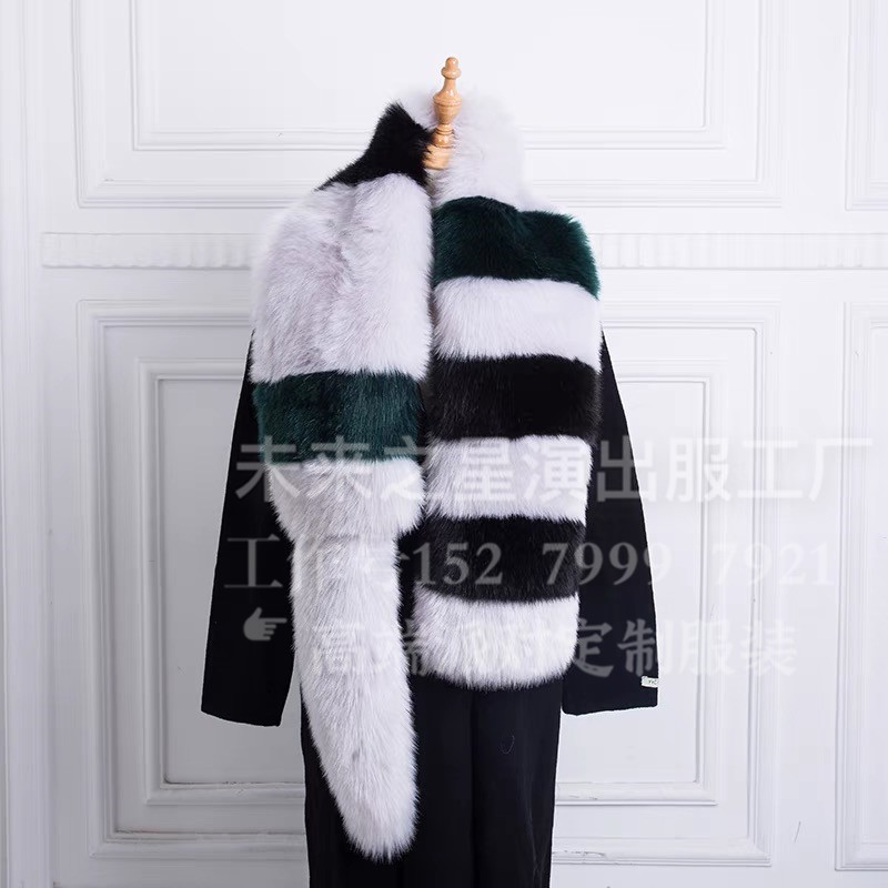 The bar girl singer black-and-white leather grass with a cape and a neck.