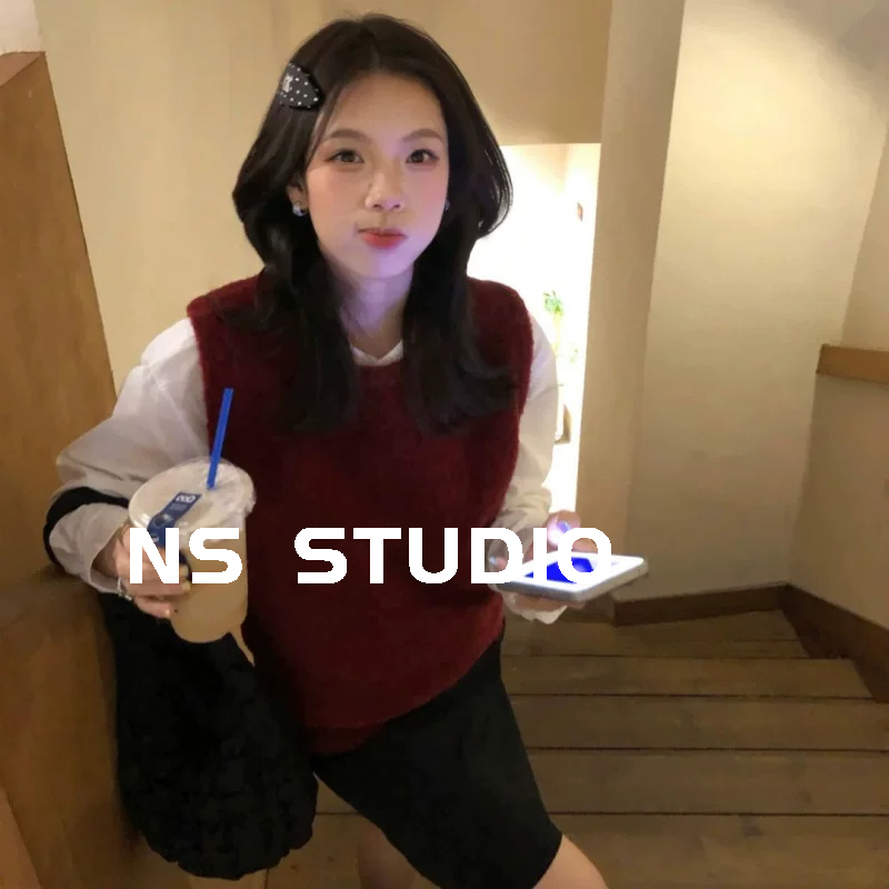 Retro Style Red Round Neck Sleeveless Sweater Vest for Women in Autumn and Winter, High-End Outer Wear, Layered Knitted Vest Top
