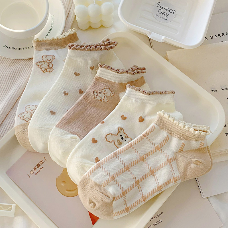 ミルクコーヒー色のクマ柄ソックス（女性用）、夏用ローカットボートソックス、かわいい和風デザイン、レーストリム、薄手でトレンディ、通気性の良い白いショートソックス