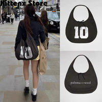The buyer's shop has the Spanish Paloma wool tote bag in stock in the same style as the king's printed portable shoulder bag