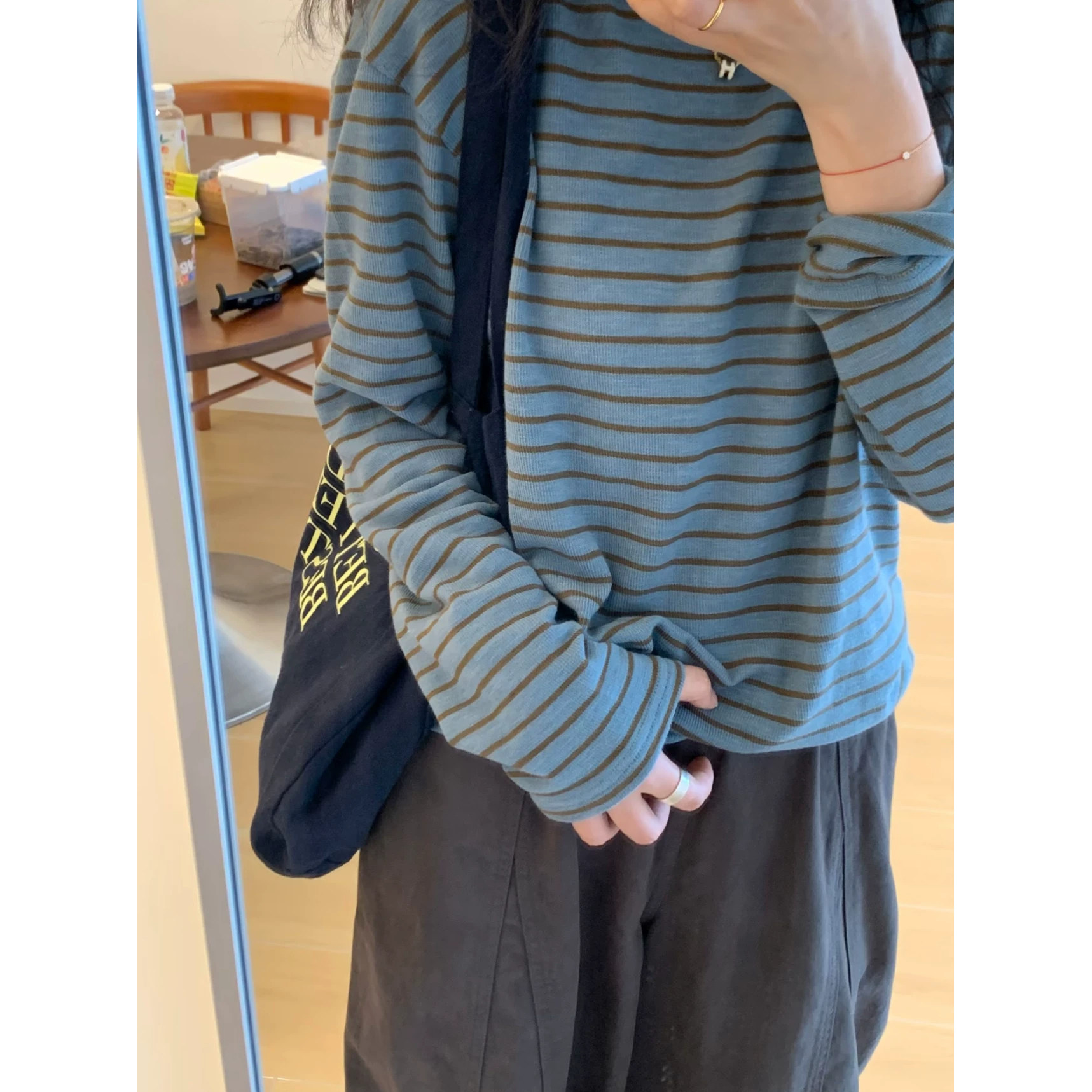 เสื้อยืดแขนยาวผู้หญิง คอรอบ ลายทางแบบบล็อกสี ทรงหลวม ใส่สบาย ใช้งานได้หลากหลาย ช่วยให้ดูเพรียวบาง เหมาะสำหรับใส่เป็นเสื้อตัวในหรือสวมใส่เป็นเสื้อ outerwear