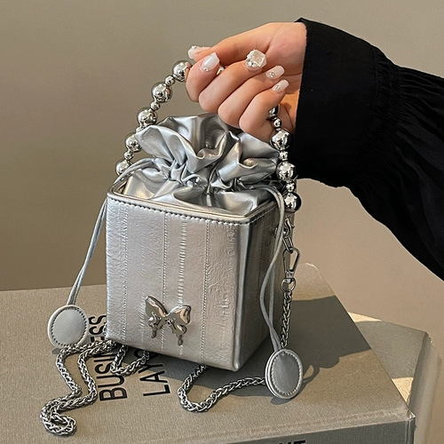 Демисезонная небольшая серебряная универсальная сумка через плечо