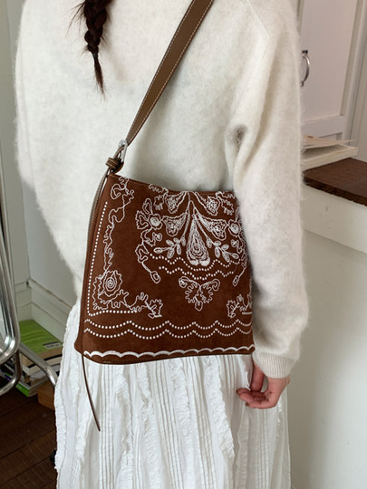 Embroidered Vintage Bag for Women, Autumn and Winter 2026 New Casual Shoulder Crossbody Bag, This Year's Popular Hot-Selling Bucket Bag