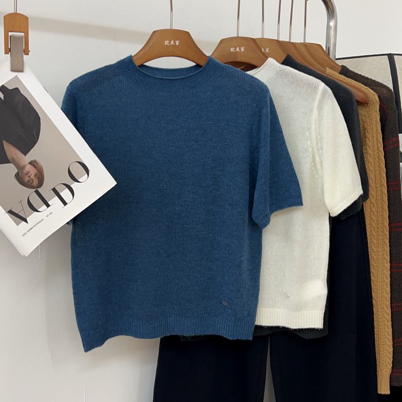 71.9% Sheep Wool Minimalist Style Rolled Collar Short-Sleeve Knit Sweater for Women with Soft and Smooth Texture and Dog Tag Design