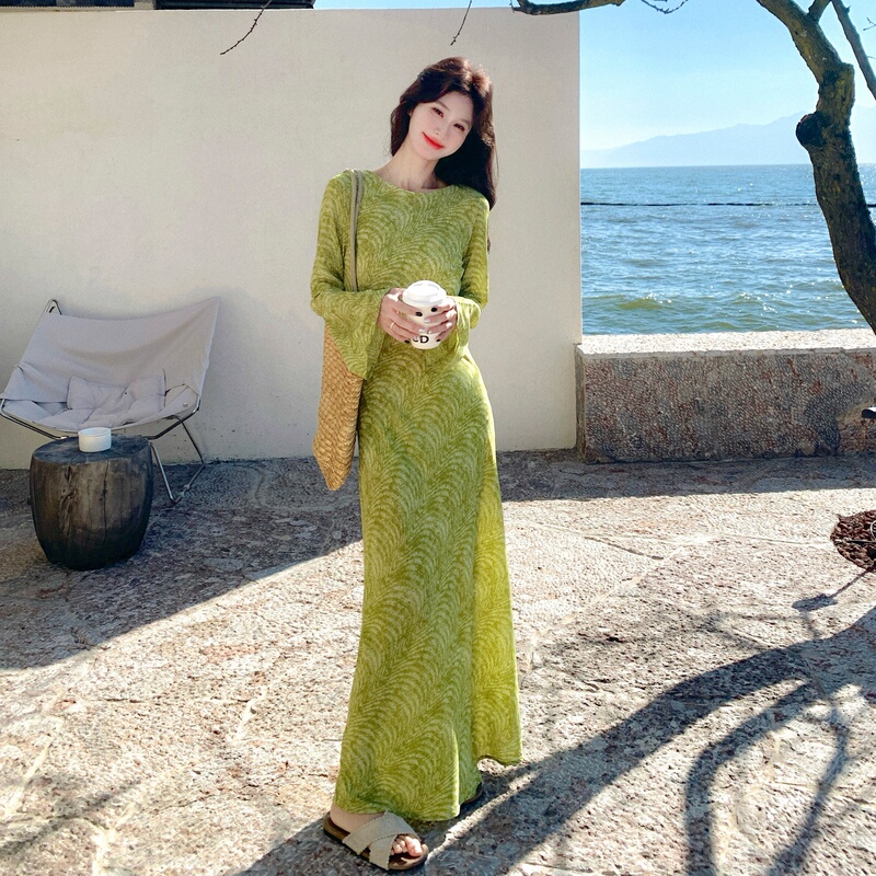 Artistic Bright Dopamine-Colored Green Printed Long-Sleeved Dress for Summer, Unique and Beautiful, Perfect for a Yunnan Vacation