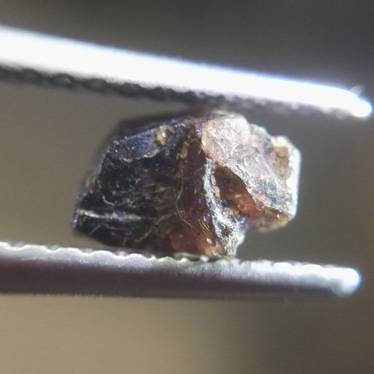 パイナイト（赤色シリカ・ホウ素・アルミニウム・カルシウム石またはシリカ・ホウ素・カルシウム・アルミニウム石とも呼ばれる）180/3