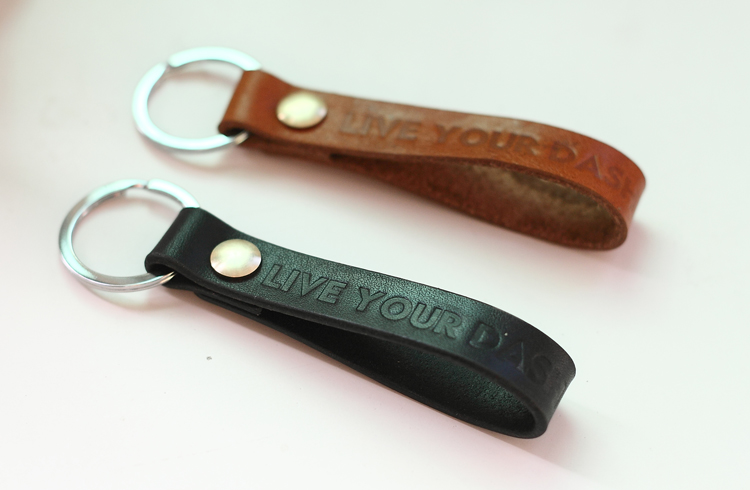 Tháng Tư Handmade Da tùy chỉnh Lớp trên cùng Thẻ khóa Keychain Tấm giấy phép Hộp quà nhỏ shop ví móc khóa