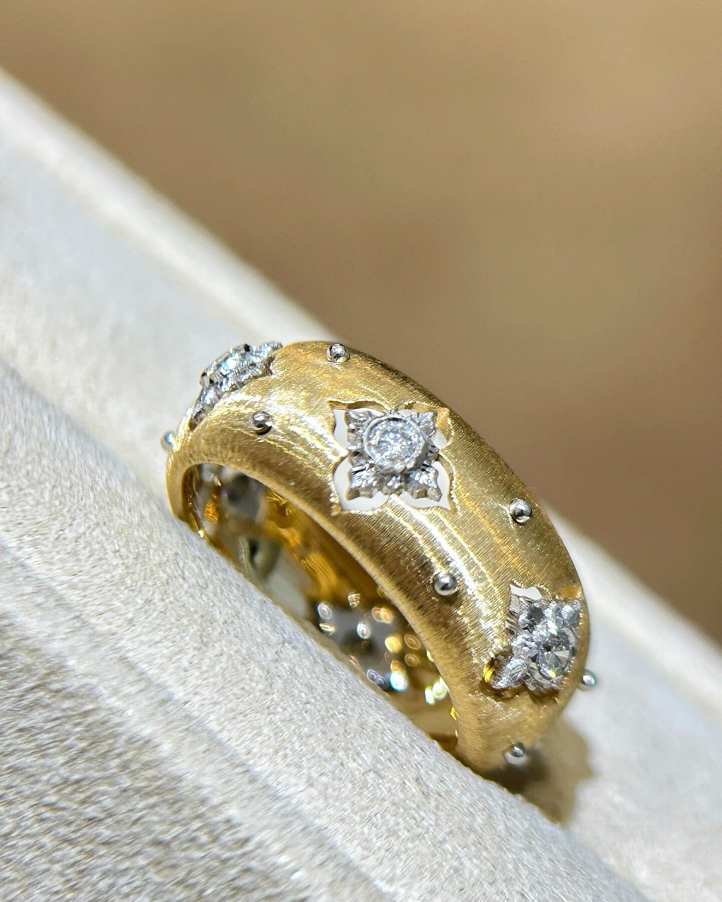 Кольцо Bi Fang Jewelry с четырехлистным клевером и бриллиантами из 18K золота