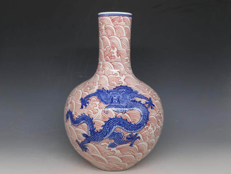 中国 大清乾隆年製 緑竜紋 長頸瓶。 中国 大清乾隆年製 緑竜紋 長頸瓶。