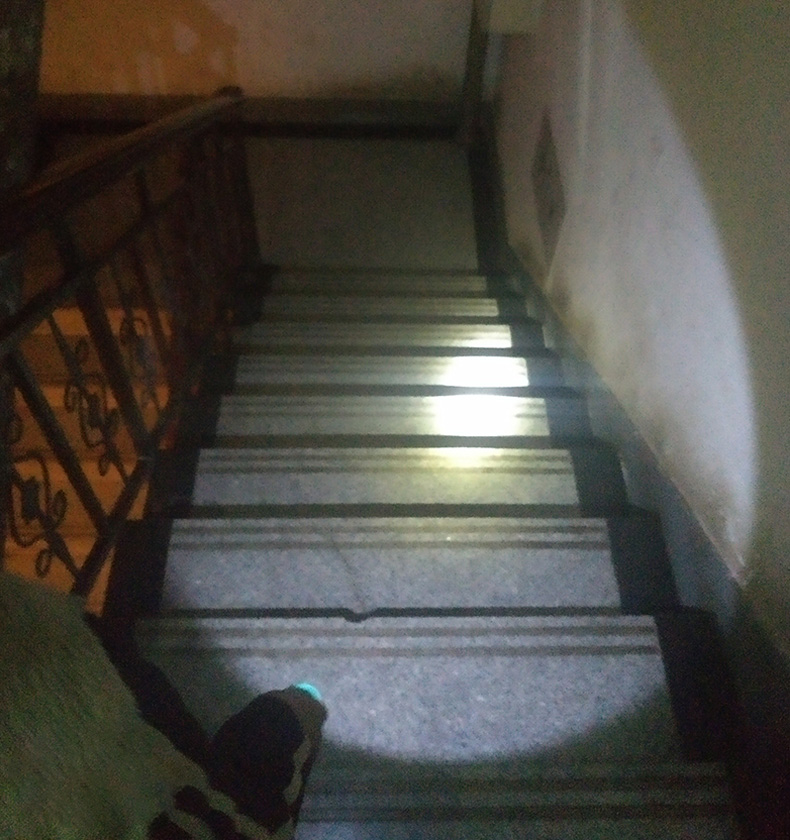 Kang Ming sạc điện chiếu sáng hộ gia đình LED đèn pin mini siêu sáng tầm xa ngoài trời chói túi nhỏ đèn pin đèn pin siêu sáng xiaomi