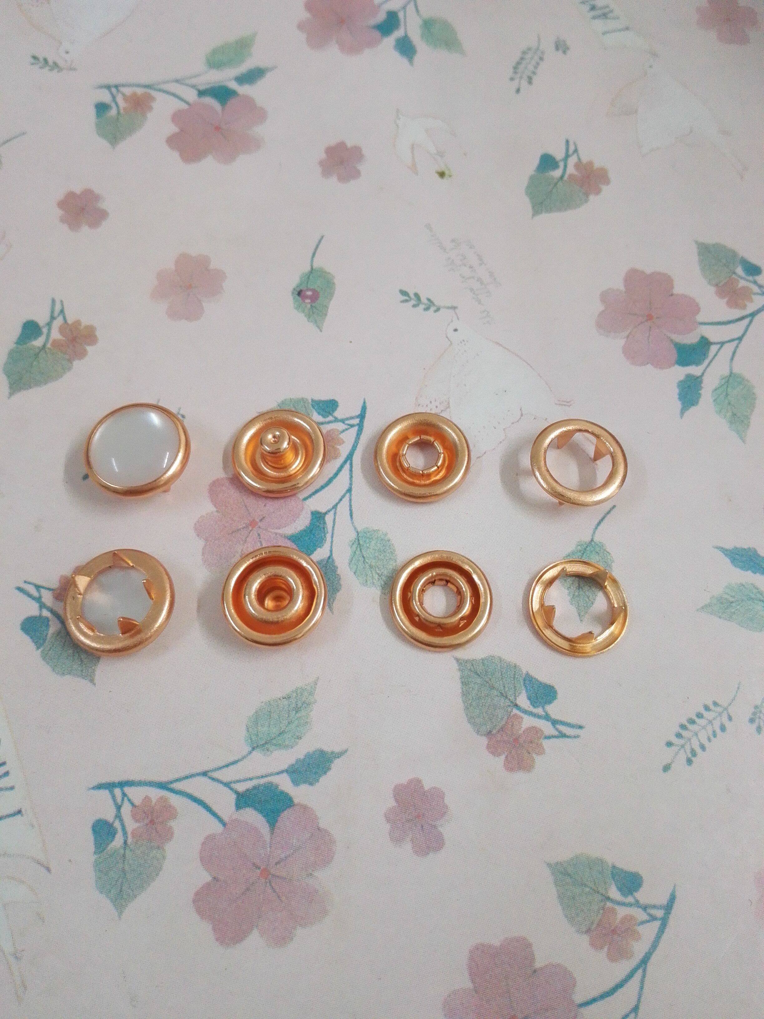 Manufacturers direct sales of environmental protection resin pearl five claw button button button clothes dark children's clothing button