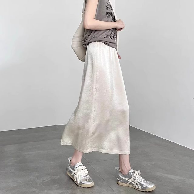 High-end acetate satin skirt looks slimming
