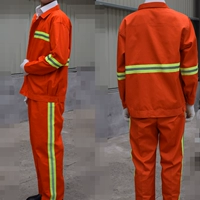 Плотный однотонный костюм с длинными рукавами, брюки без карманов.