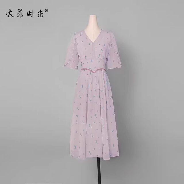 ລະດູຮ້ອນປີ 2024 ແຟຊັນໃໝ່ retro ຄໍ V-neck petal sleeve printed chiffon dress palace style A-swing umbrella skirt