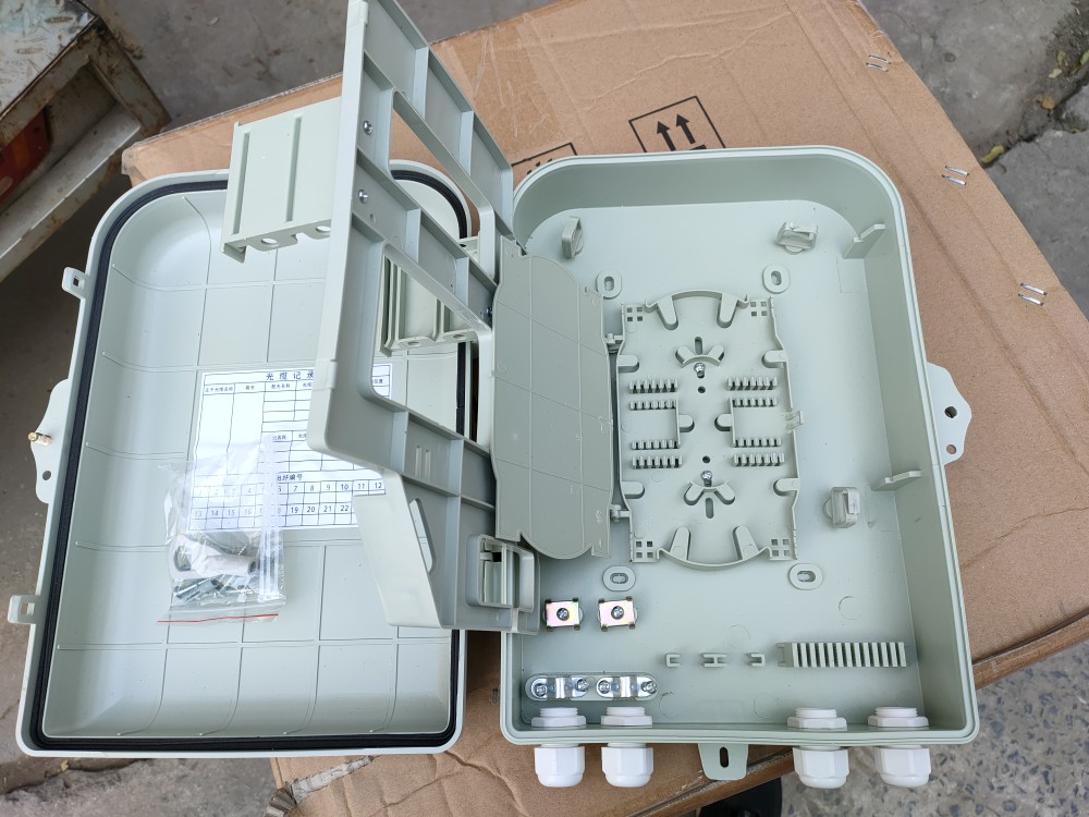 1 point 16 plastic beam splitter box