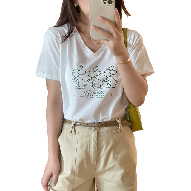 ເຄື່ອງນຸ່ງຜູ້ຍິງໃຫຍ່ 2024 summer slim temperament V-neck printed T-shirt MM chic street casual versatile top