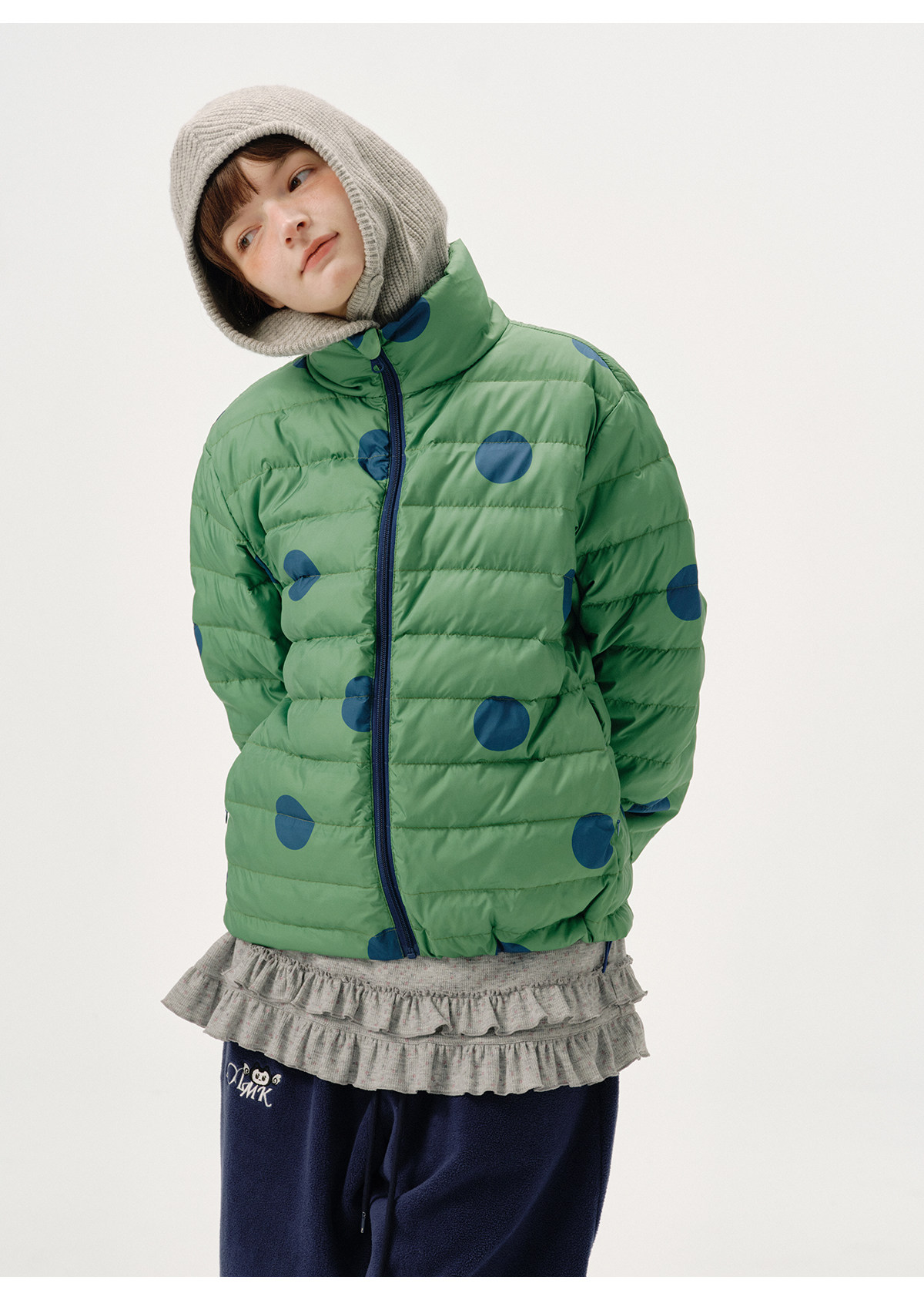 ドット柄虹色ショートジャケット odd maker ドット柄ショート丈 白ダックダウン スタンドカラー 軽量