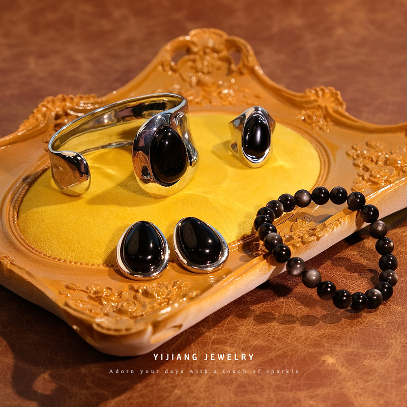 Black Agate Open Bracelet in Niche Silver Color, Minimalist Cool-Tone Style with a High-End Vintage Silver Jewelry Feel Black Agate Open Bracelet in Niche Silver Color, Minimalist Cool-Tone Style with a High-End Vintage Silver Jewelry Feel
