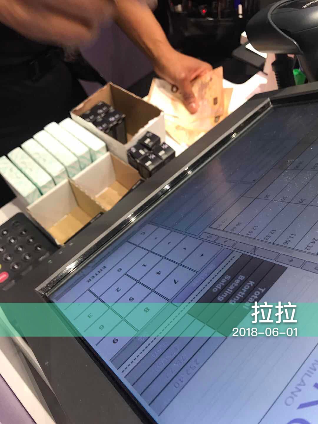 Tại chỗ Ý Kiko mới đôi môi đầu men không dính cốc son bóng son bóng 	sơn bóng hồng