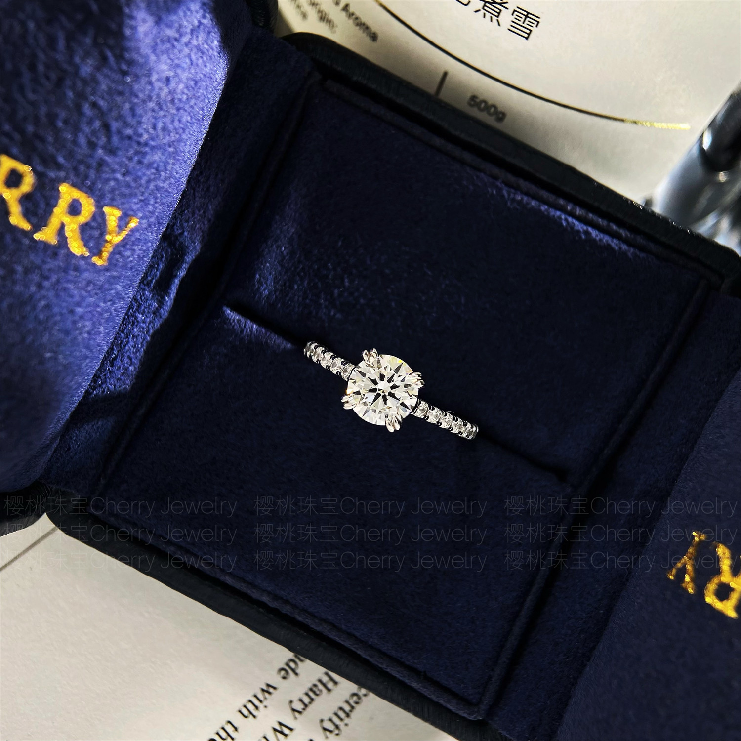 戴安娜圆形莫桑钻戒指– Andall Studios, image size:1500x1500