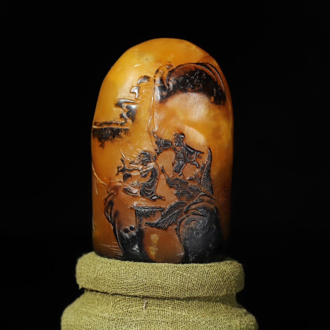 中国古美術・旧蔵寿山田黄石カラス皮山水人物薄意の印鑑・木箱付き・手彫り・書・置物 中国古美術・旧蔵寿山田黄石カラス皮山水人物薄意の印鑑・木箱付き