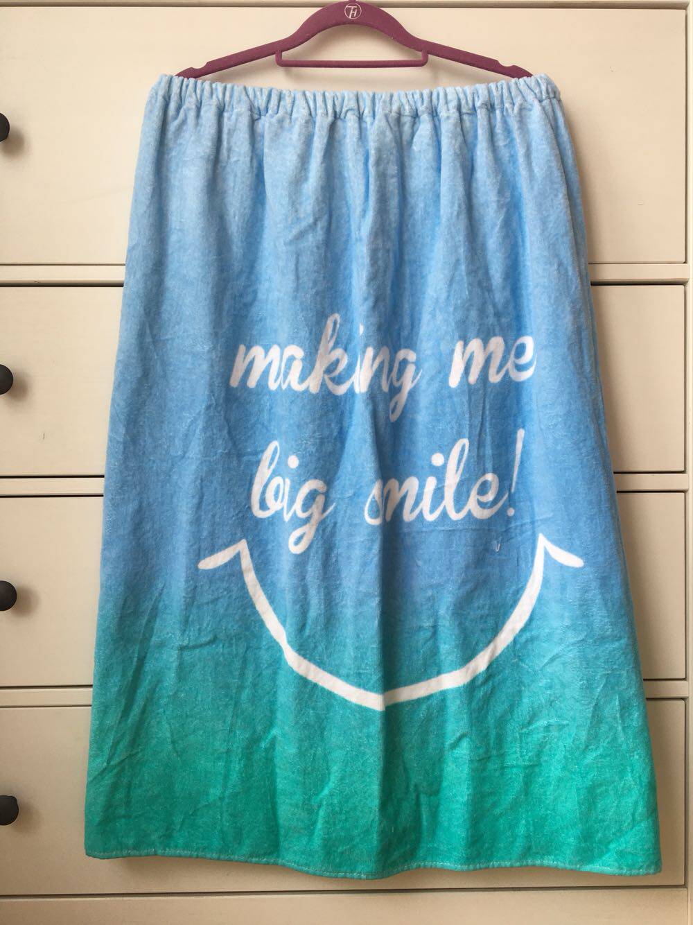 A beautiful water blue gradient with a single trade cotton towel for a shot 84*120 tip wrapped in chest skirt