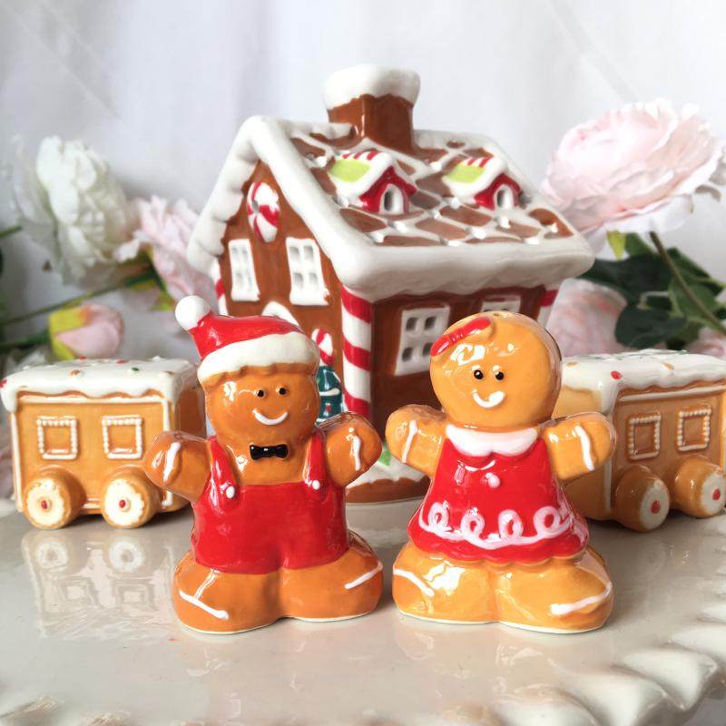 Inventory old European style American home scenery ceramic ceramic swing ginger bread people small train decoration