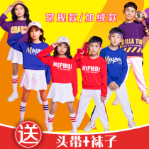 Childrens cheerleaders to serve winter primary school children Games cheerleaders serve male and female childrens New Years Day jazz dance performance