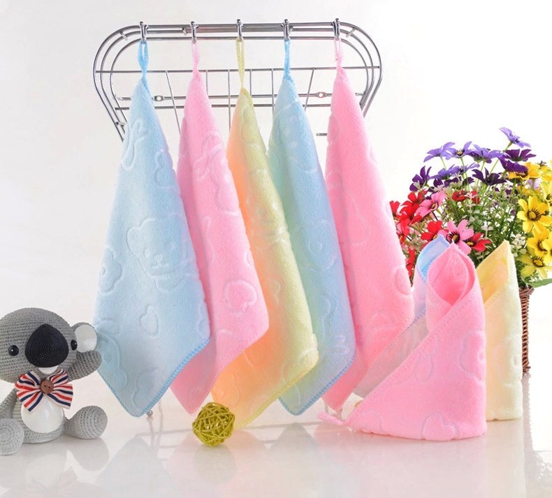 Little baby washes the face of small square towels than pure cotton water-absorbing children's towels hanging towels