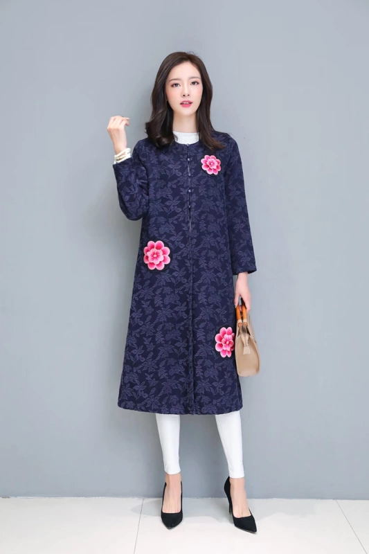 Mùa thu cỡ lớn cotton và vải lanh của phụ nữ cộng với áo len nhung thêu phong cách dân tộc jacquard giữa áo gió dài mùa đông mỏng - Trench Coat