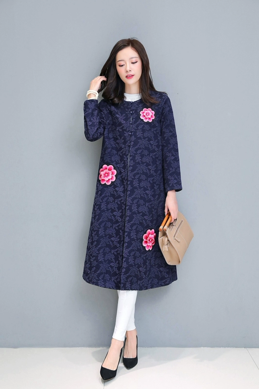 Mùa thu cỡ lớn cotton và vải lanh của phụ nữ cộng với áo len nhung thêu phong cách dân tộc jacquard giữa áo gió dài mùa đông mỏng - Trench Coat