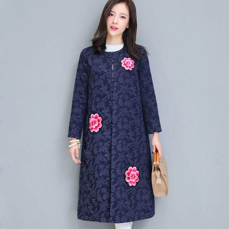 Mùa thu cỡ lớn cotton và vải lanh của phụ nữ cộng với áo len nhung thêu phong cách dân tộc jacquard giữa áo gió dài mùa đông mỏng - Trench Coat