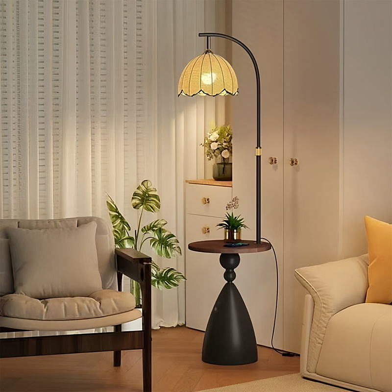 Gu Zhong's Antique-Style Floor Lamp, Placed Next to the Sofa in the Living Room, Creates an Atmosphere of the South Seas Retro Style, Suitable for Bedroom Bedside Tables and as a Decorative Table Lamp
