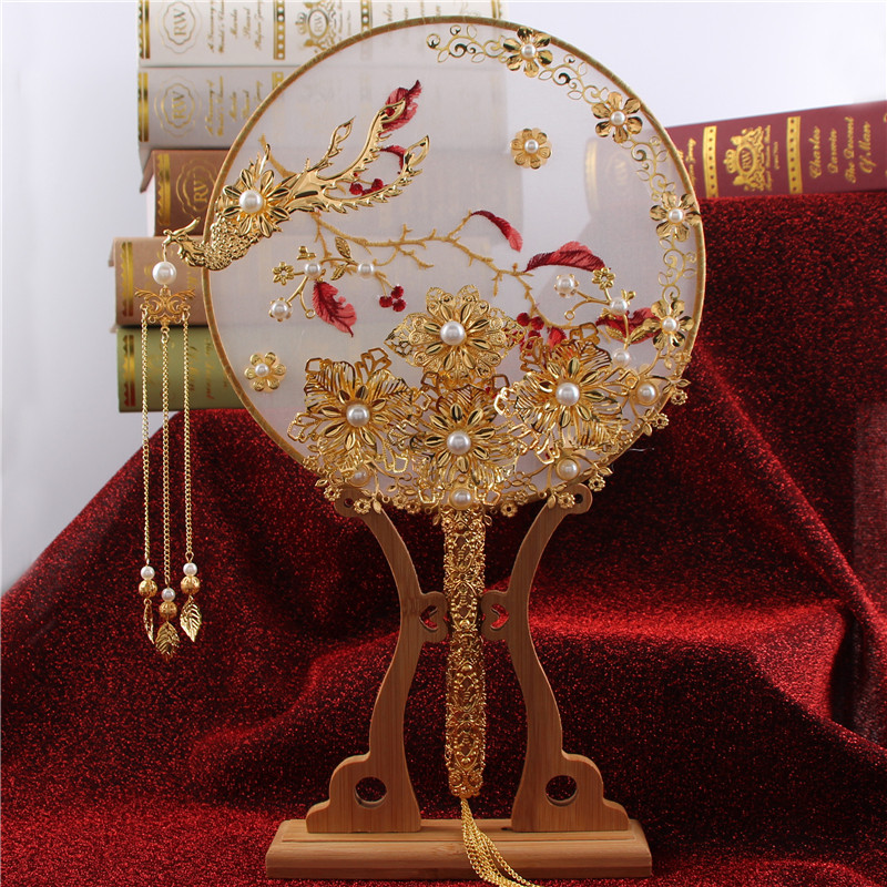 Retro Chinese style troupe to hold flower wedding bridal dragon and phoenix hanging show and flag gown wedding traditional ancient dress golden ornament