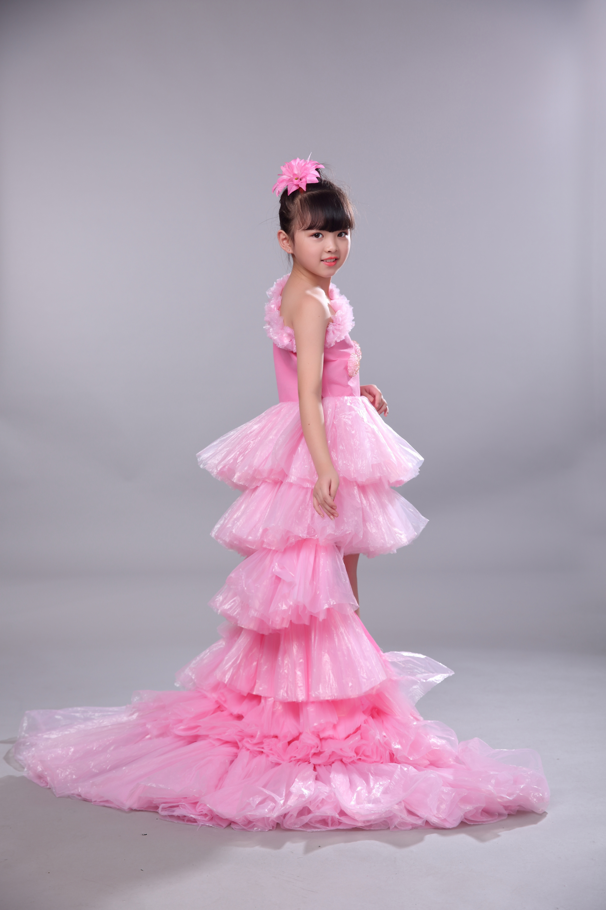 Quần áo bảo vệ môi trường mới cho trẻ em trình diễn thời trang trang phục thủ công vật liệu trình diễn thời trang Tự làm cha mẹ-con mặc catwalk đuôi yếm váy múa trẻ em