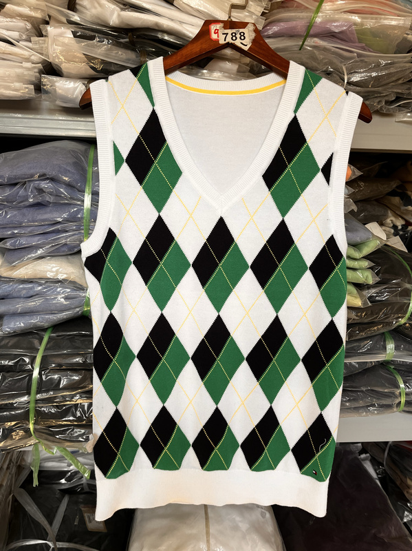 Tommy Retro Color-Blocked Diamond Pattern V-Neck Knitted Vest for Women, College Style Sweet and Cool Girl Sleeveless Sweater Vest