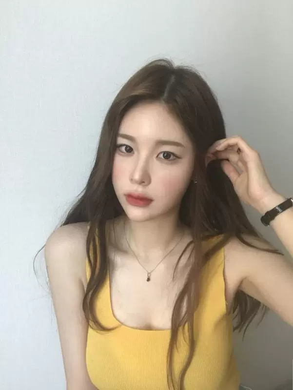 Mặc một chiếc áo len ngắn cổ chữ U đan mỏng Slim vest kiểu dáng của phụ nữ