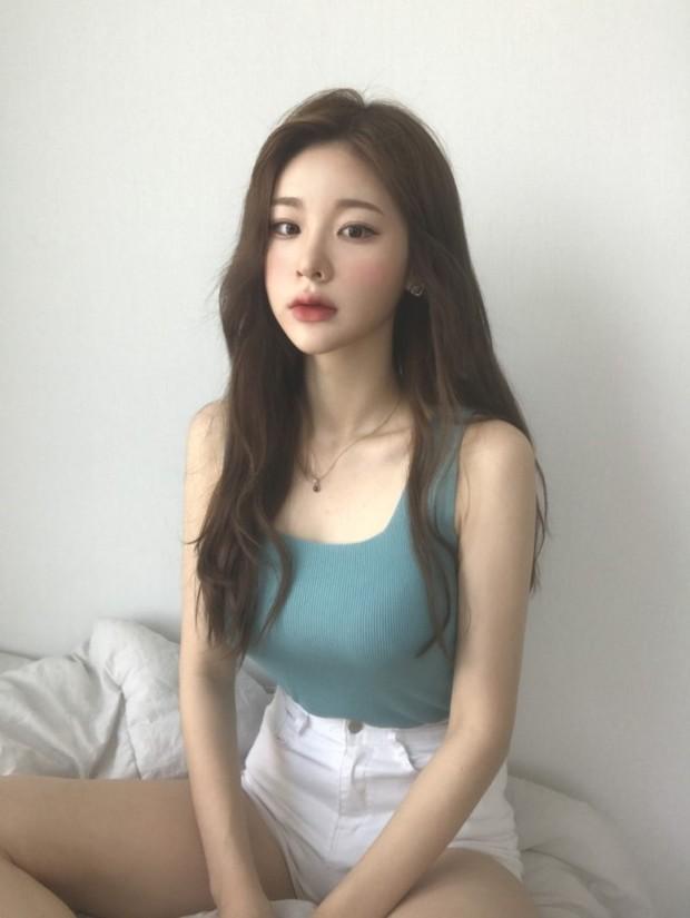 Mặc một chiếc áo len ngắn cổ chữ U đan mỏng Slim vest kiểu dáng của phụ nữ thời trang công sở nữ