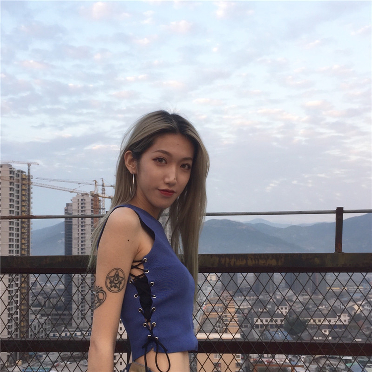 Mùa xuân và mùa hè Phụ nữ phiên bản Hàn Quốc của dây đeo cá tính ngắn đan áo len không tay hoang dã lộ ra áo sơ mi rốn shop quần áo nữ