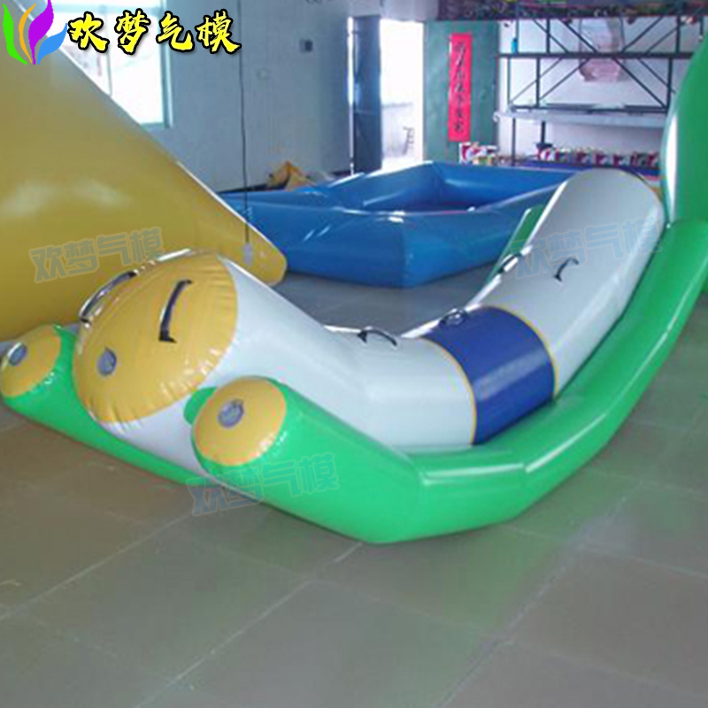 Nước inflatable trò chơi bập bênh chơi nước biển bóng hồ bơi trẻ em mini trò chơi bập bênh hồ bơi thuyền chuối mua be boi phao cho be