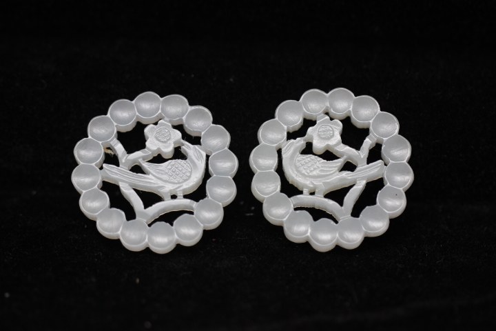 (Folklore) Guyu Laoyu and Tian Baiyu's jade-drawing bifacial artificial delight with rich and expensive white head earbuke