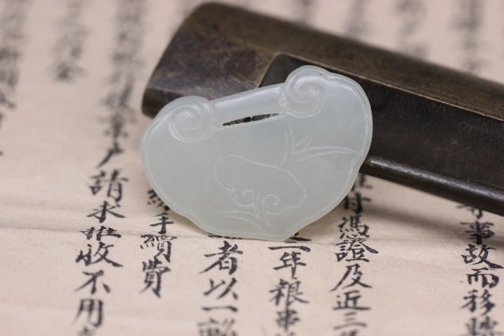 (Folklore) Ancient Jade and old Jade returning to Hetian Mountain material Ji character flower pattern long life Lock